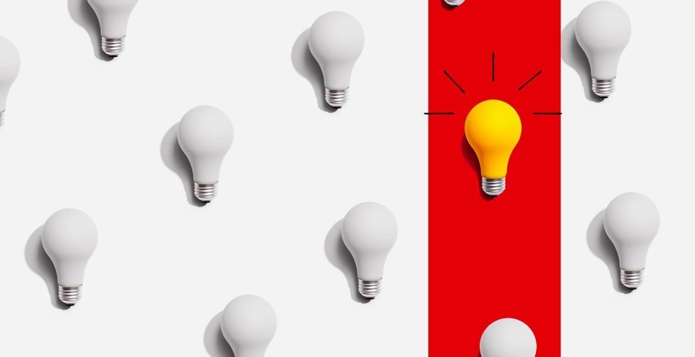 Visual mit weißen und einer leuchtenden Glübirne zum Niedersächsischen Innovationspreis 2025