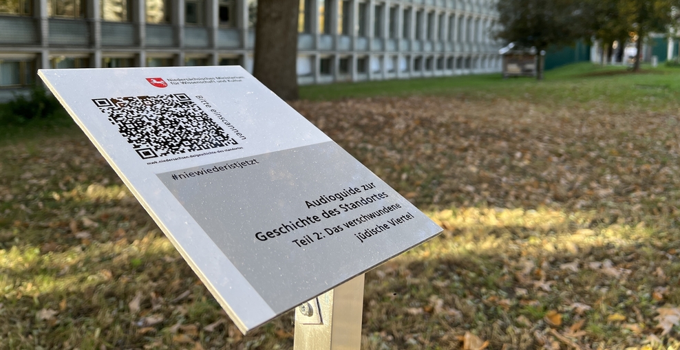 Geschichte des Standortes - Ausstellung vor dem MWK-Gebäude