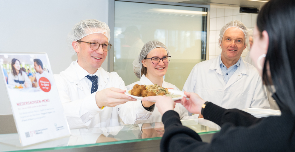 Niedersachsens Wissenschaftsminister Falko Mohrs gibt in Hannover das Niedersachsen-Menü aus