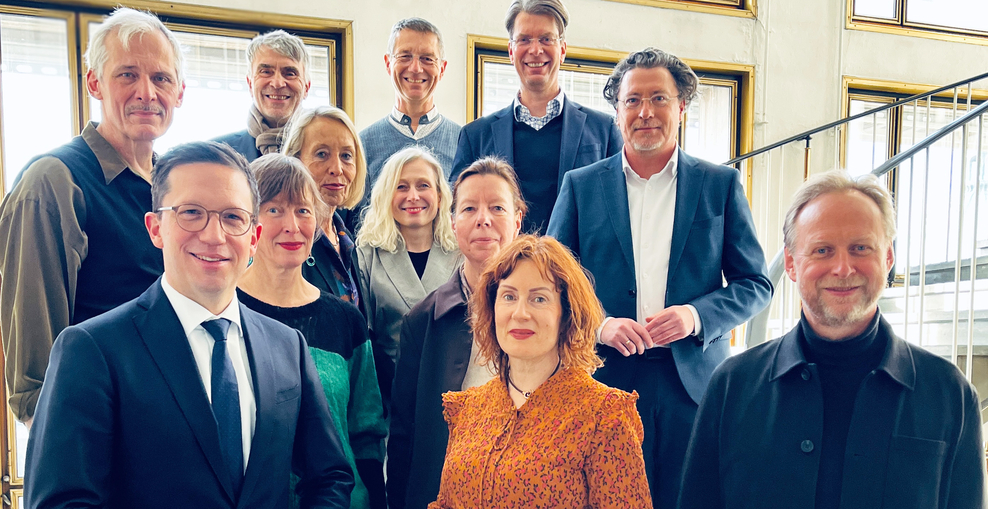 Niedersachsens Kulturminister Falko Mohrs (vorn, links) und die Mitglieder der neuen Kulturkommission des Landes bei einem Gruppenbild auf der Treppe.