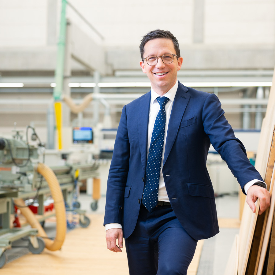 Der niedersächsische Minister für Wissenschaft und Kultur Falko Mohrs im November 2025 in einer Werkstatt