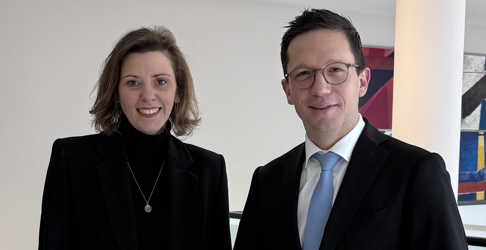 Niedersachsens Minister für Wissenschaft und Kultur Falko Mohrs steht gemeinsam mit der neu berufenen Leiterin der Landeszentrale für politische Bildung Anikó Glogowski-Merten im Landtag