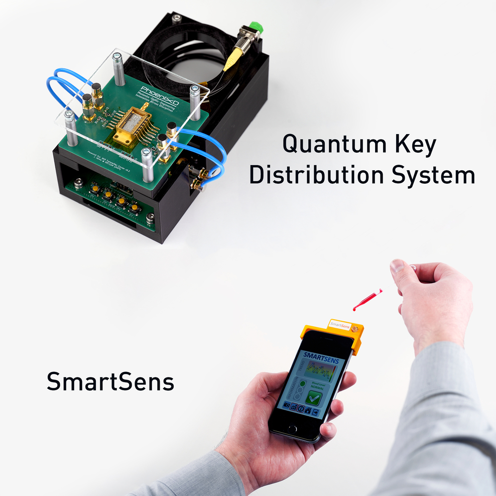 Ein Mensch hält ein Smartphone, auf dem ein Aufsatz auf dem Teil mit der Kamera steckt. Er hält über den Aufsatz eine Pipette mit roter Flüssigkeit. Das Display zeigt eine App an, die die Messergebnisse als „normal“ ausgibt.