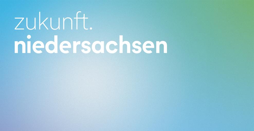 Ein Farbverlauf aus Grün, Hellblau und ein wenig Dunkelblau, dazu der weiße Schriftzug zukunft.niedersachsen