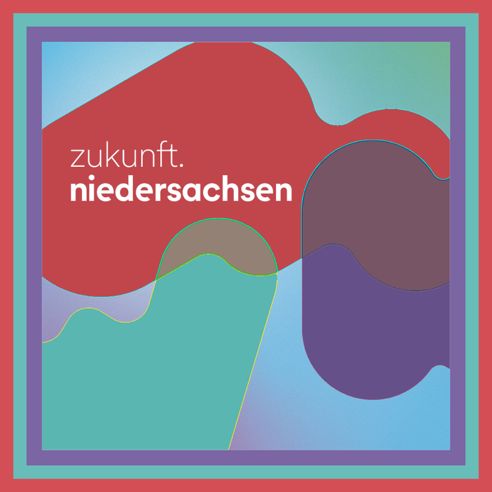Grafik mit dem Schriftzug ‚zukunft. niedersachsen‘ auf einer roten, organisch geformten Fläche. Türkise, violette und beige Farbflächen überlagern sich vor einem weich verlaufenden Hintergrund in Blau‑, Türkis‑ und Violetttönen. Ein mehrfar