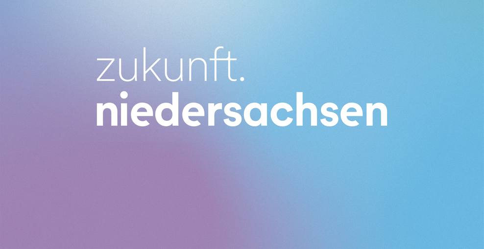 Grafik mit dem Schriftzug ‚zukunft. niedersachsen‘ in weißer Schrift auf einem weich verlaufenden Hintergrund in Blau‑, Türkis‑ und Violetttönen. Die Gestaltung ist minimalistisch und kommt ohne weitere grafische Elemente oder Abbildungen aus.