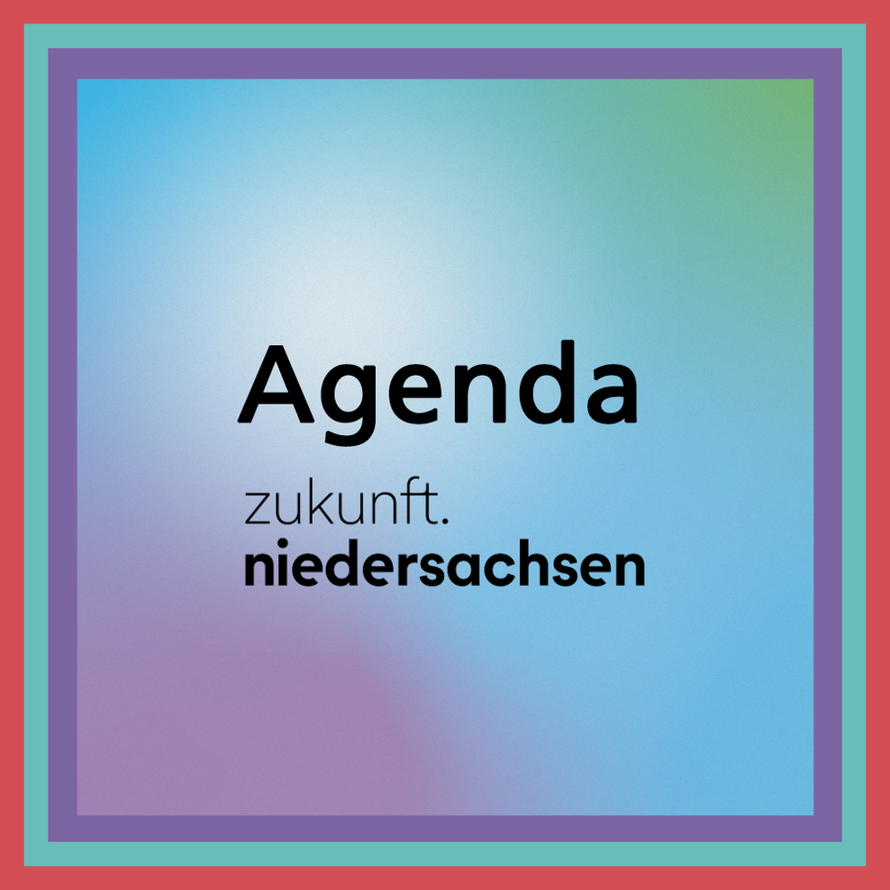 Grafik mit großem Schriftzug ‚Agenda‘ über dem Logo ‚zukunft. niedersachsen‘. Der Hintergrund zeigt einen weichen Farbverlauf in Blau‑, Türkis‑, Grün‑ und Violetttönen. Ein breiter, mehrfarbiger Rahmen in Rot, Türkis und Violett umgib