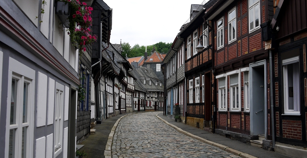Eine Straße in der Innenstadt von Goslar