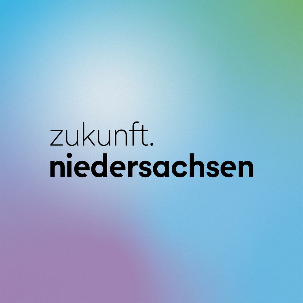 Das schwarze zukunft.niedersachsen-Logo auf einem Farbverlauf mit lila, hellblau und grün
