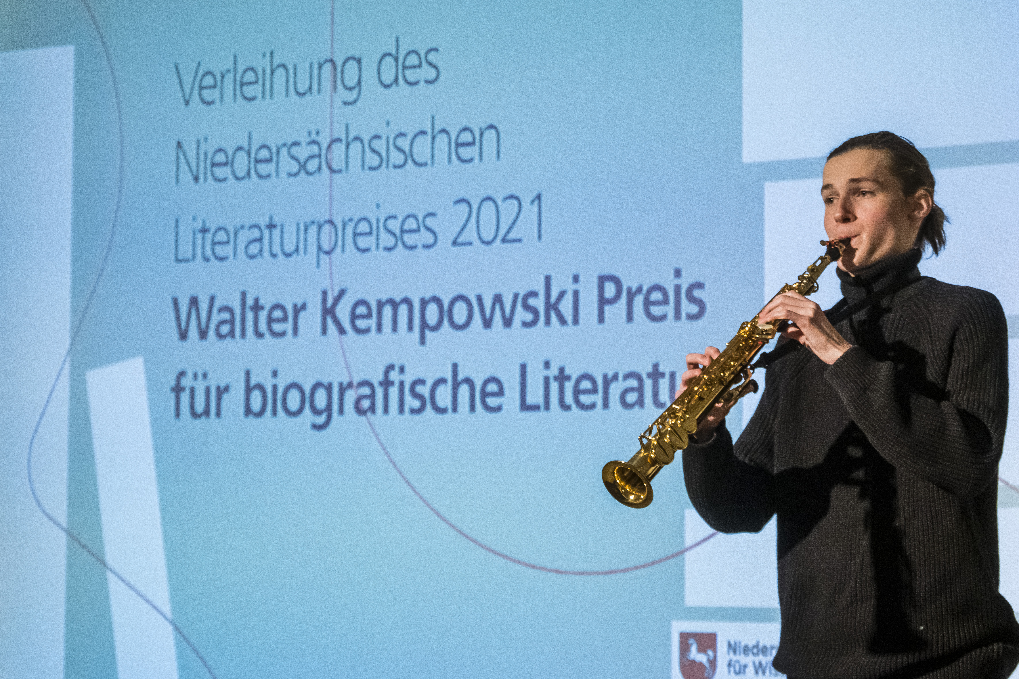 Bild von der Verleihung des Walter Kempowski Preises für biografische Literatur 2021: Minister Björn Thümler und Kurt Drawert.