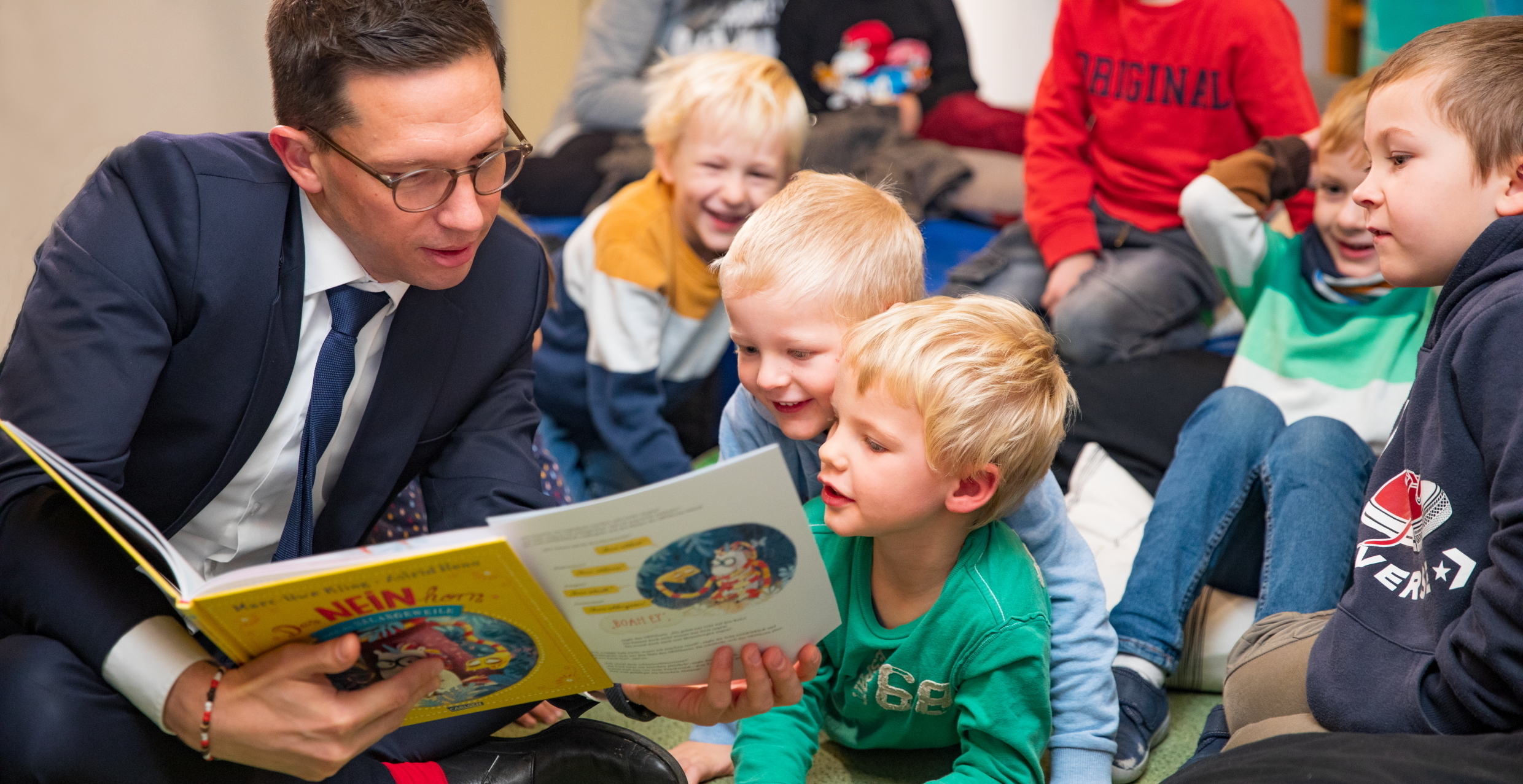 Falko Mohrs liest Kindern in der MHH-Kita vor.