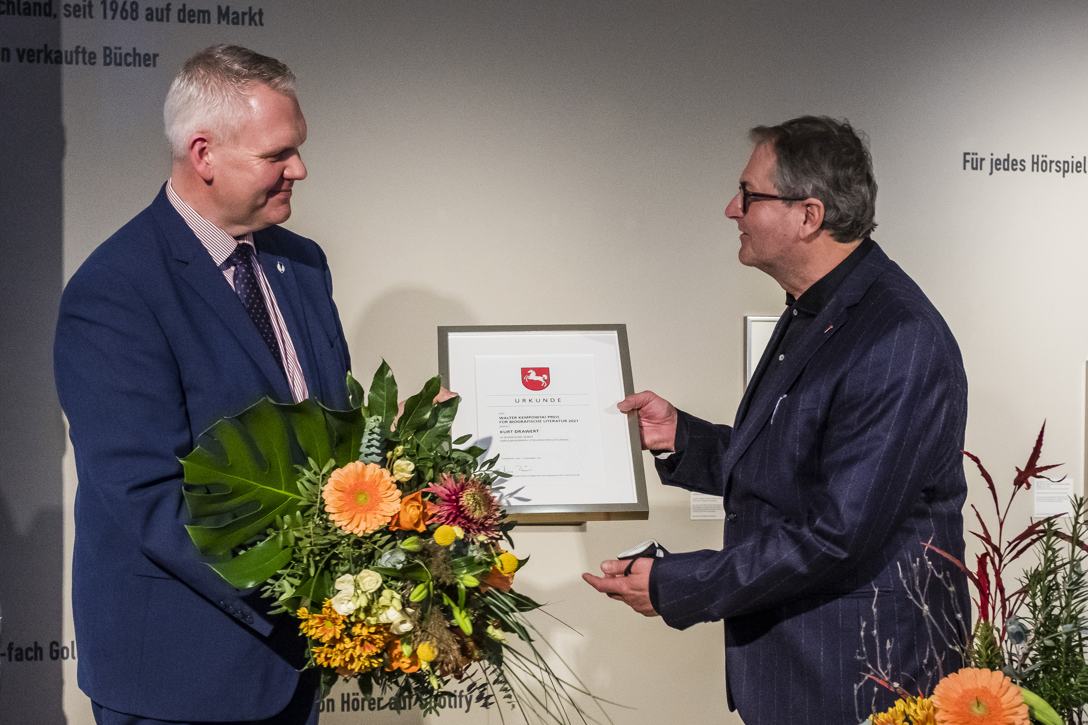 Walter Kempowski Preis für biografische Literatur 2021: Kulturminister Björn Thümler mit dem Preisträger Kurt Drawert.