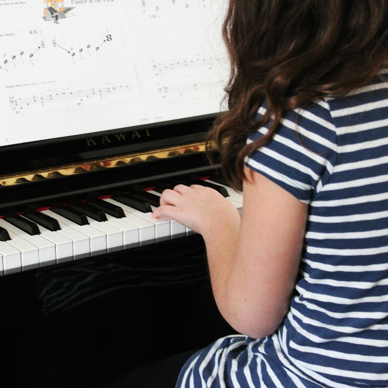 Schmuckbild: Ein Kind spielt Klavier.