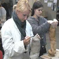 Studierende modellieren ein Kunstobjekt im Seminar für Bildende Kunst der Universittä Hildesheim
