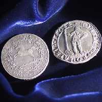 Silbermünzen aus Harzer Silber im Weltkulturerbe Rammelsberg. Auf der einen ein Pferd, auf der anderen ein Mensch mit einem besenähnlichen Gerät.